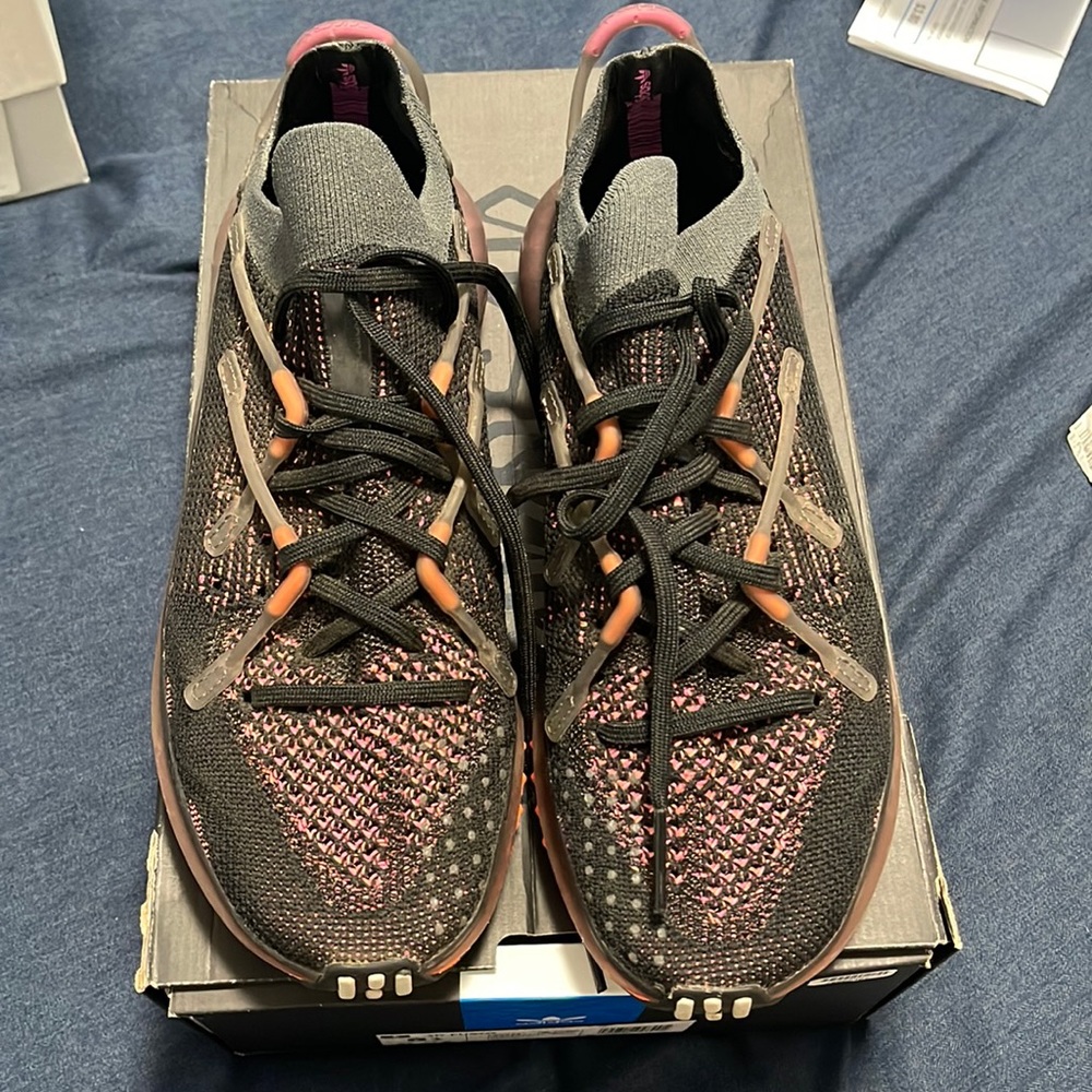 Size 8.5 let’s make a deal. Worn 1 time for about 2 hours.